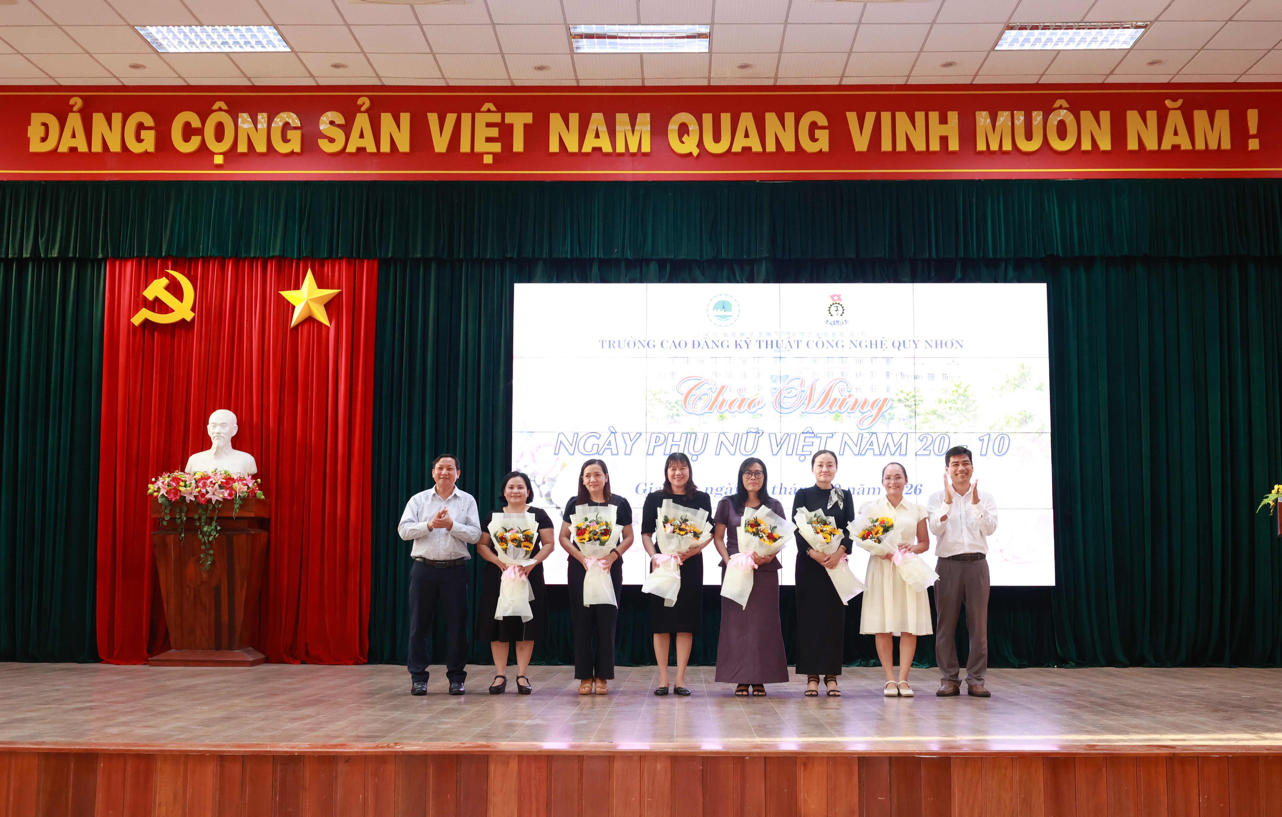 QCET tổ chức các hoạt động chào mừng Ngày Phụ nữ Việt Nam 20/10